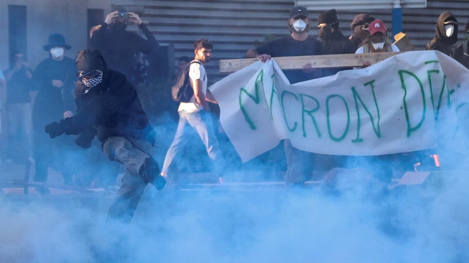 France: From Yellow Vests to “Block Everything”