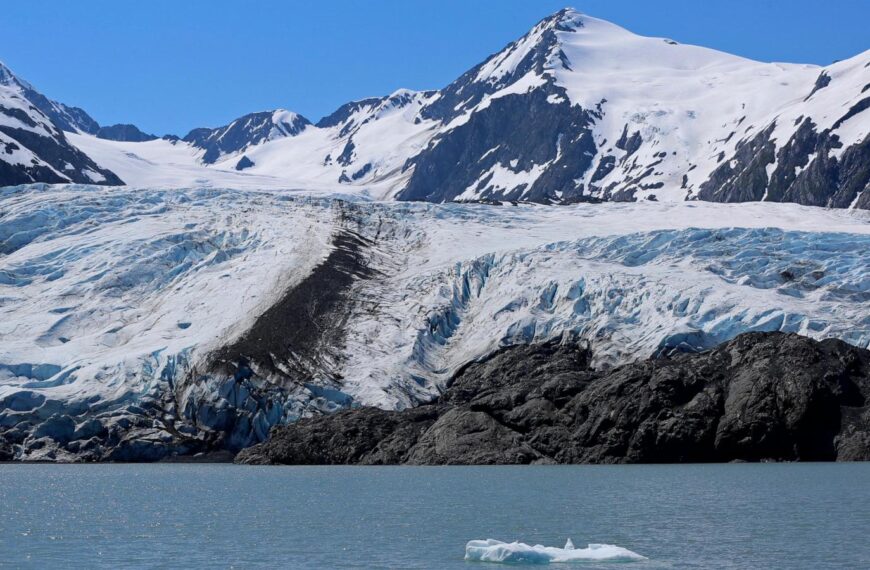 Avalanche buries at least 3 skiers near Anchorage, Alaska officials say