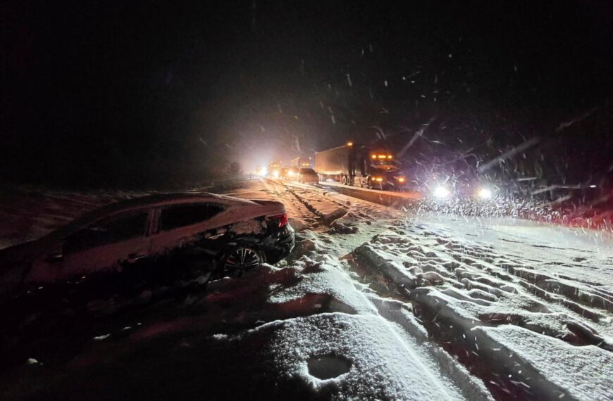 Storm dumps heavy snow on northern Arizona, gridlocking Interstate 40