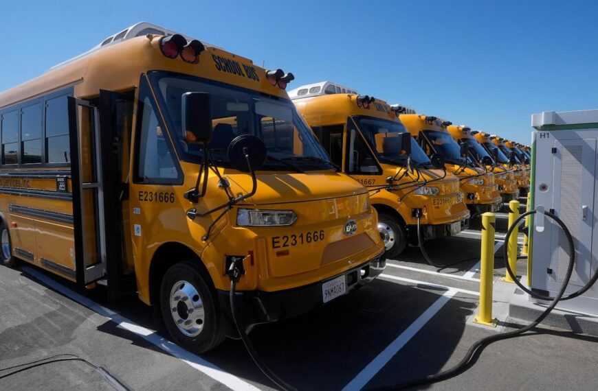 California expands electric school bus fleet as federal freeze paused other efforts