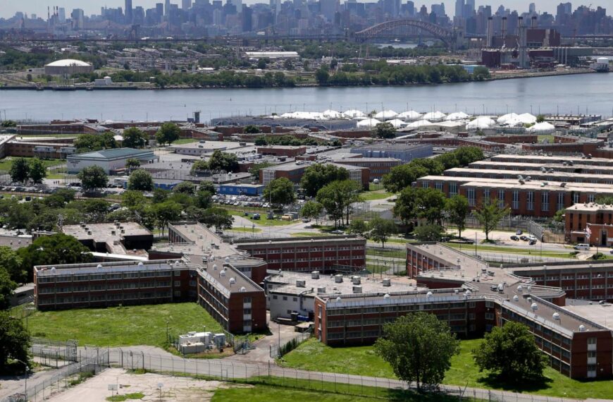 NYC lets immigration officials open an office at Rikers jail, a priority for Trump