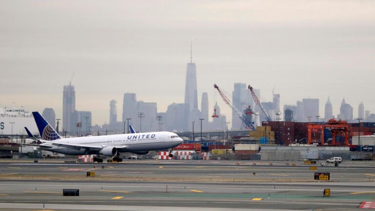 What to know about flight delays and cancellations at Newark airport
