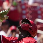 Reds’ Elly De La Cruz and Mariners reliever Trent Thornton fall ill while playing in extreme heat