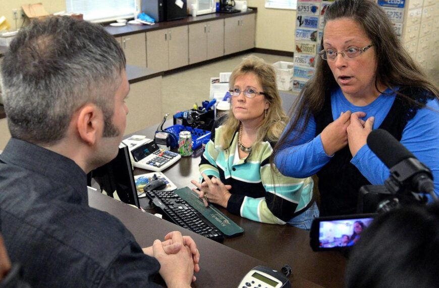 Clerk who denied same-sex marriage licenses in 2015…