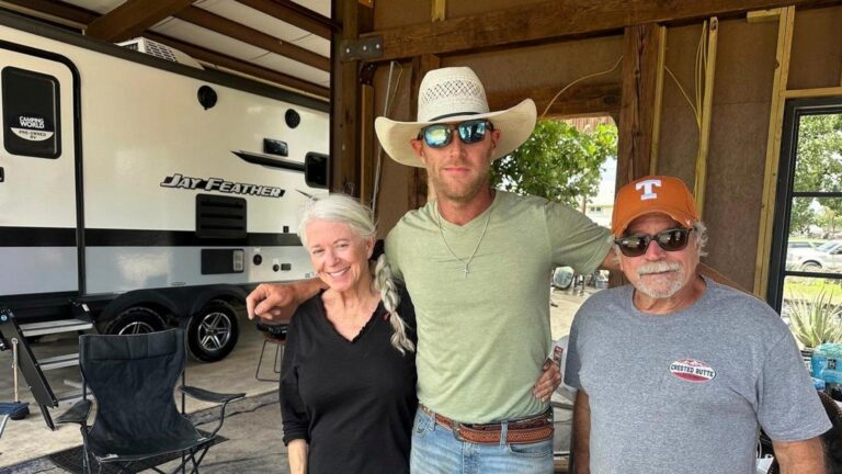 Armies of Texas volunteers dig out, clean up, after fatal floods