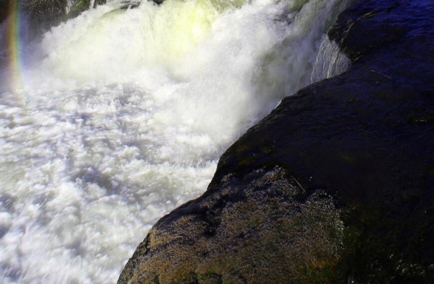1 killed and 2 missing after a group is swept over an Oregon waterfall