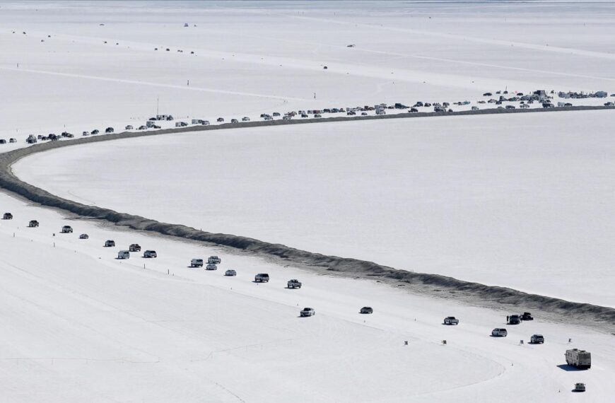 Driver trying to set record at Utah’s Bonneville Salt Flats dies after losing control