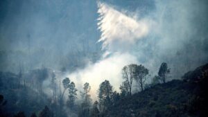 Wildfires threaten homes in Oregon and California, prompting…