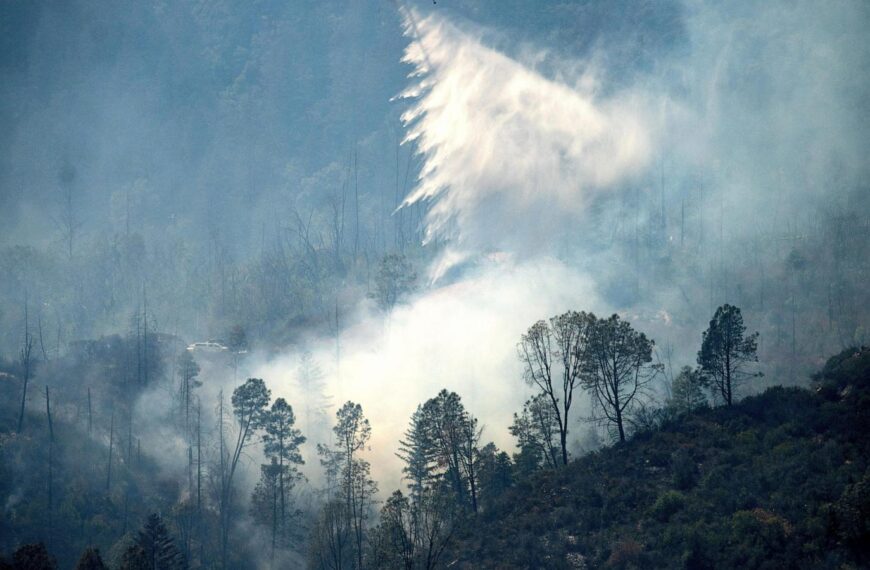 Wildfires threaten homes in Oregon and California, prompting hundreds of evacuations
