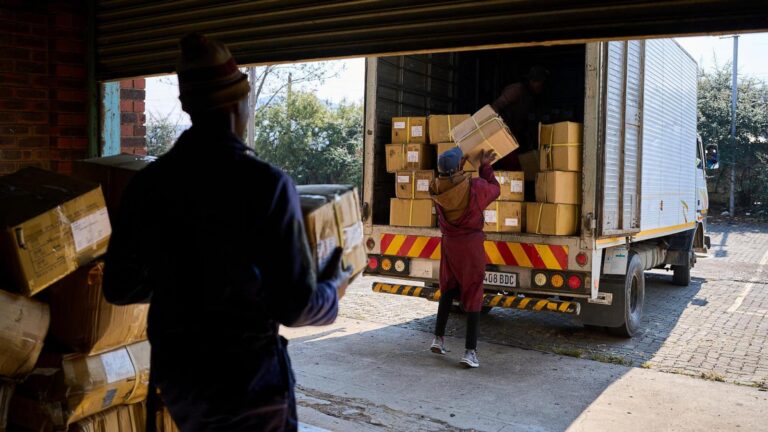 Global trade in photos as a new deadline approaches on Trump tariffs