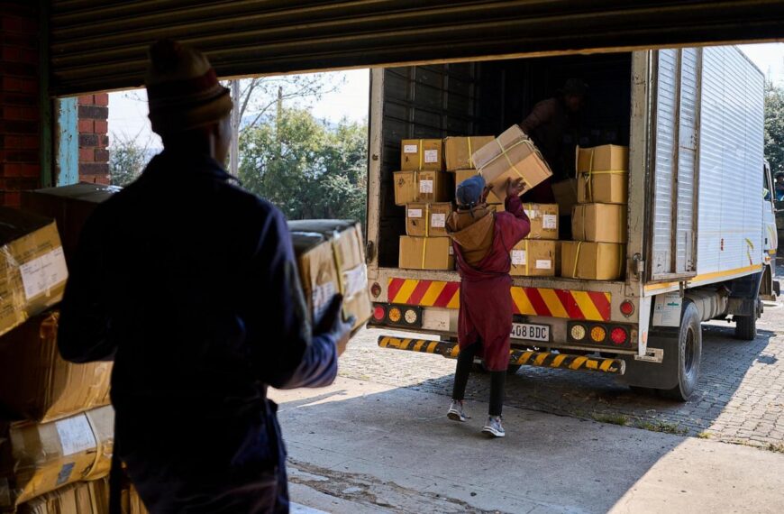 Global trade in photos as a new deadline approaches on Trump tariffs