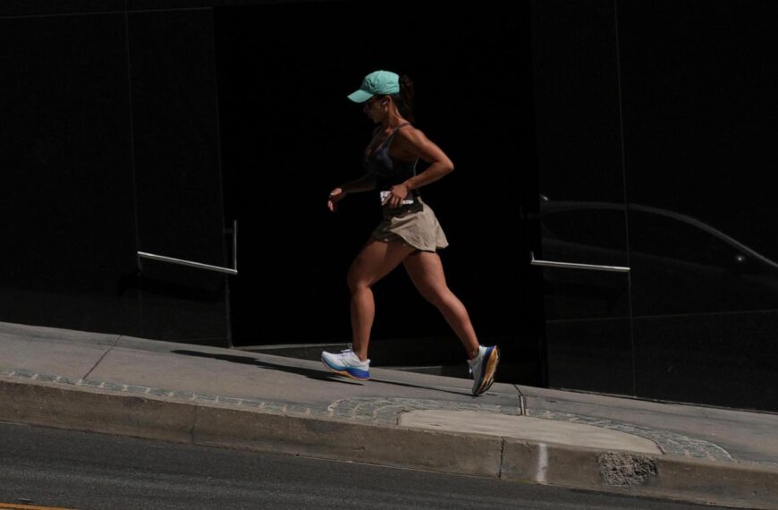 US heat wave smothers Pacific Northwest, poses extreme risk in California and Arizona