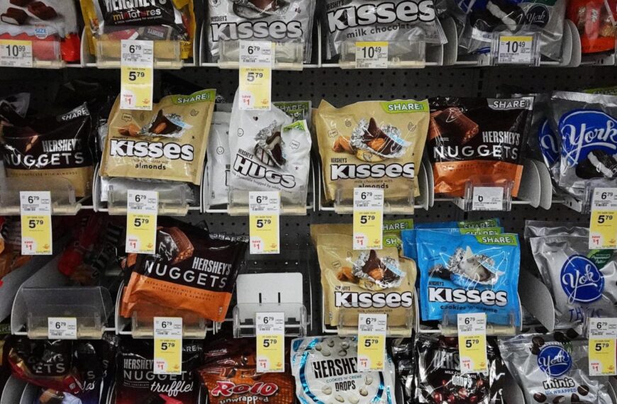Why trick-or-treaters may bag more gummy candy than chocolate this Halloween