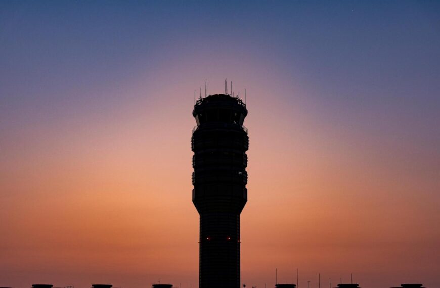 Reported threat halts flights at Washington’s Reagan airport for a time