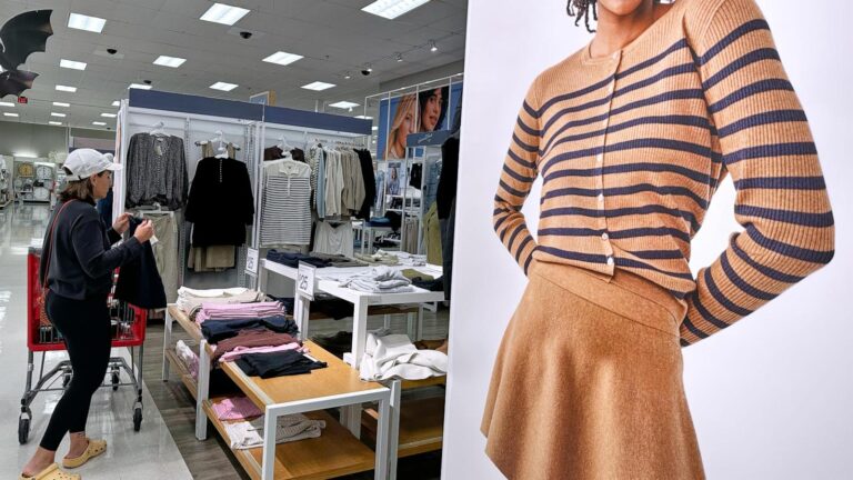 National Retail Federation predicts first $1 trillion holiday shopping season