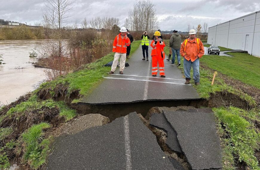 Crews use sandbags to shore up levee breach&hellip;