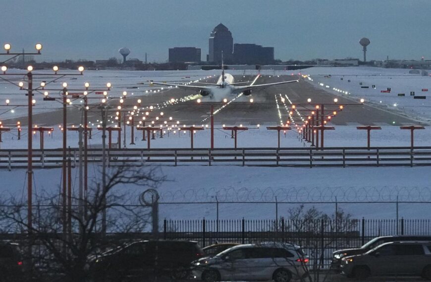 Winter storm snarls U.S. holiday travel across Northeast, Great Lakes