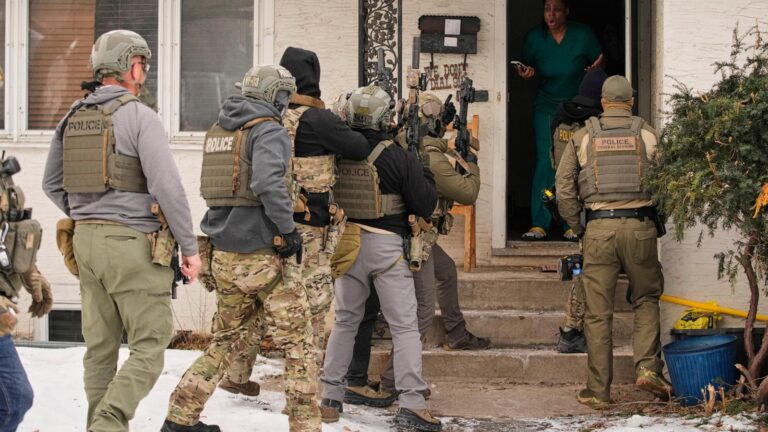 Immigration officers assert sweeping power to enter homes without a judge's warrant, memo says