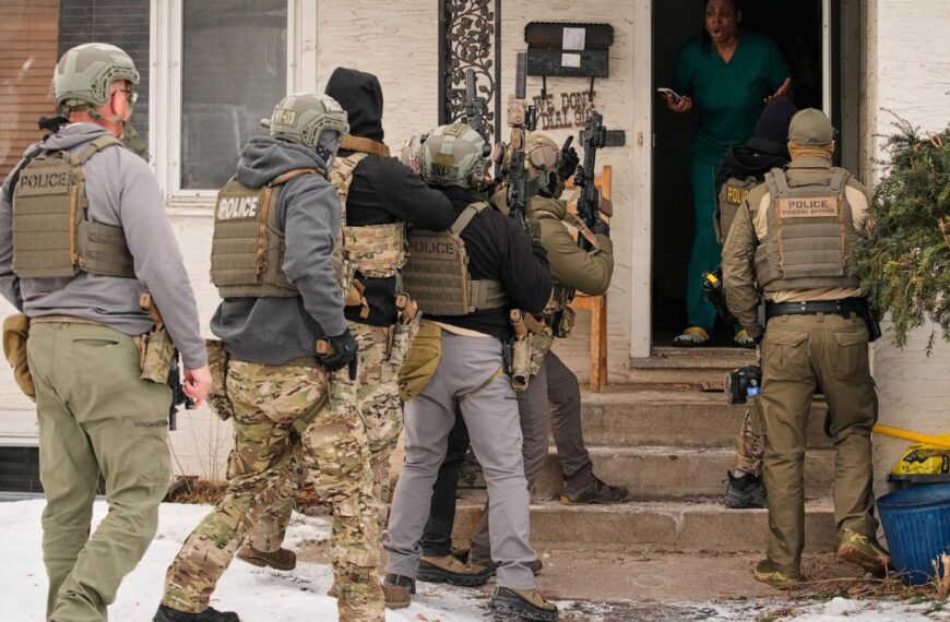 Immigration officers assert sweeping power to enter homes without a judge’s warrant, memo says