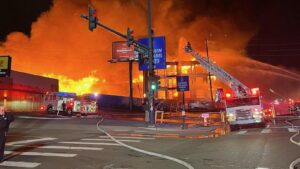 Firefighters battle major blaze at Denver apartment complex&hellip;