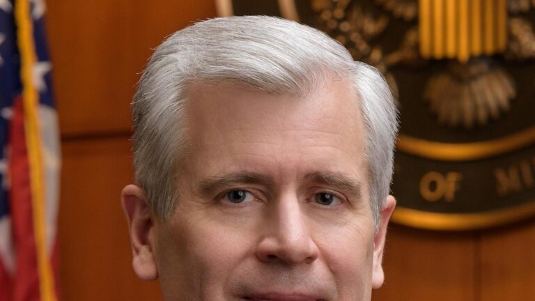 Conservative judge in Minnesota tries to keep Trump administration in check during crackdown