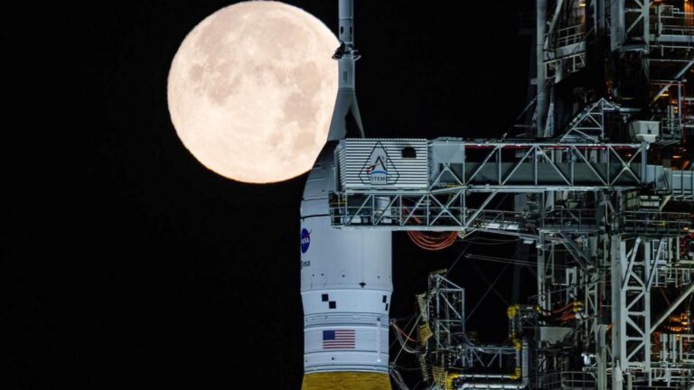 Old Apollo rocks shed new light on the moon's magnetic field long ago