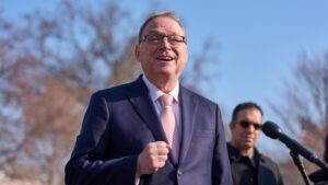 WH adviser Hassett urges ‘discipline’ for Fed economists&hellip;