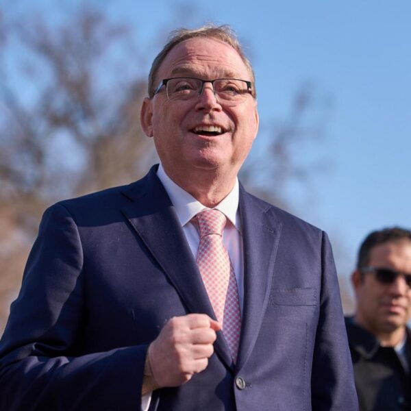 WH adviser Hassett urges ‘discipline’ for Fed economists…