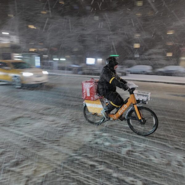 Blizzard warnings send East Coast scrambling to prepare…