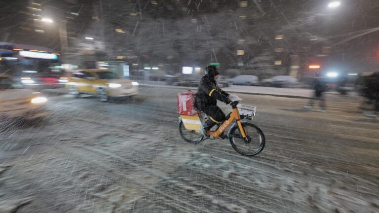 Blizzard warnings send East Coast scrambling to prepare for heavy snow and strong winds
