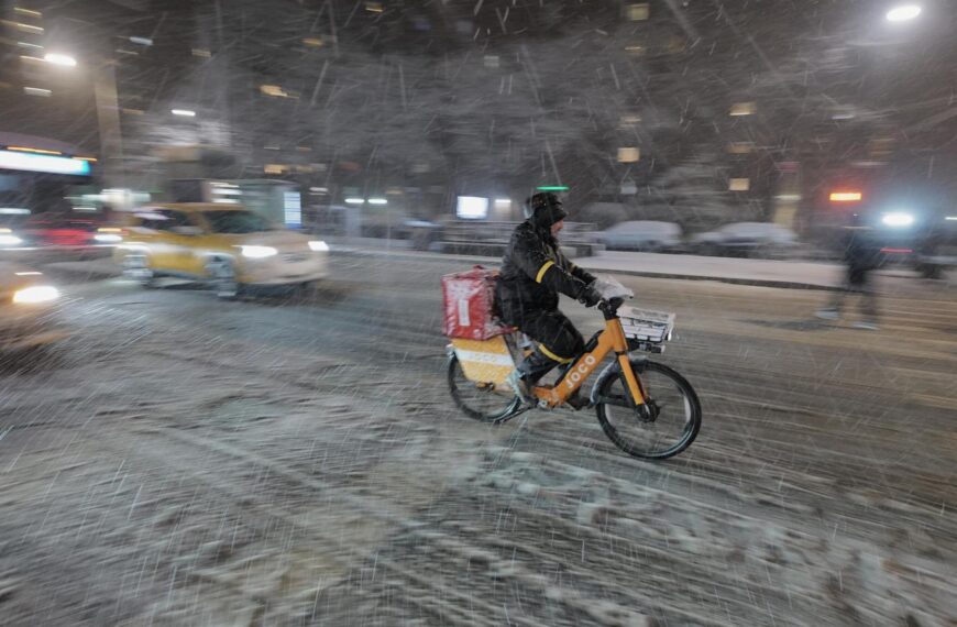 Blizzard warnings send East Coast scrambling to prepare for heavy snow and strong winds
