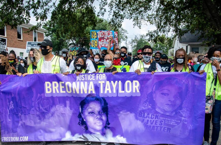 Judge dismisses charges against ex-officers who crafted Breonna Taylor warrant