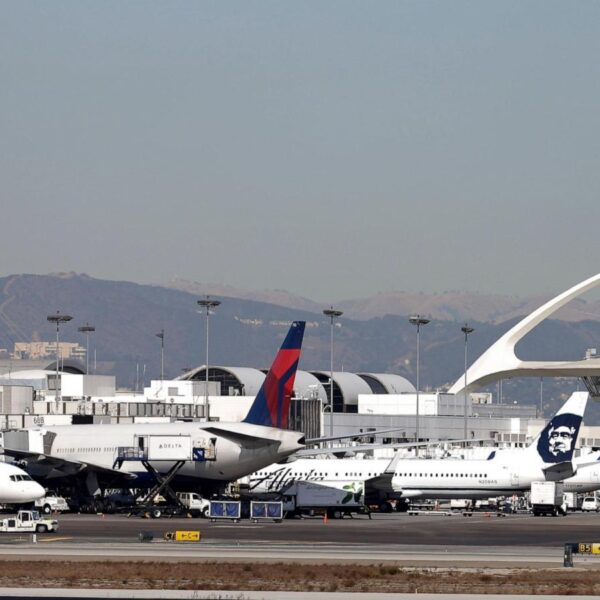 United flight returns to LA airport for an…