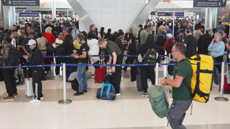How to monitor airport security lines at US airports while TSA officers go without pay