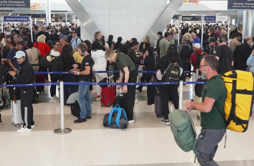 How to monitor airport security lines at US airports while TSA officers go without pay