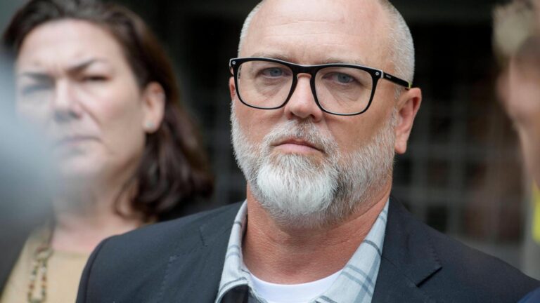 Feds move to dismiss charges against Army veteran who burned American flag near White House