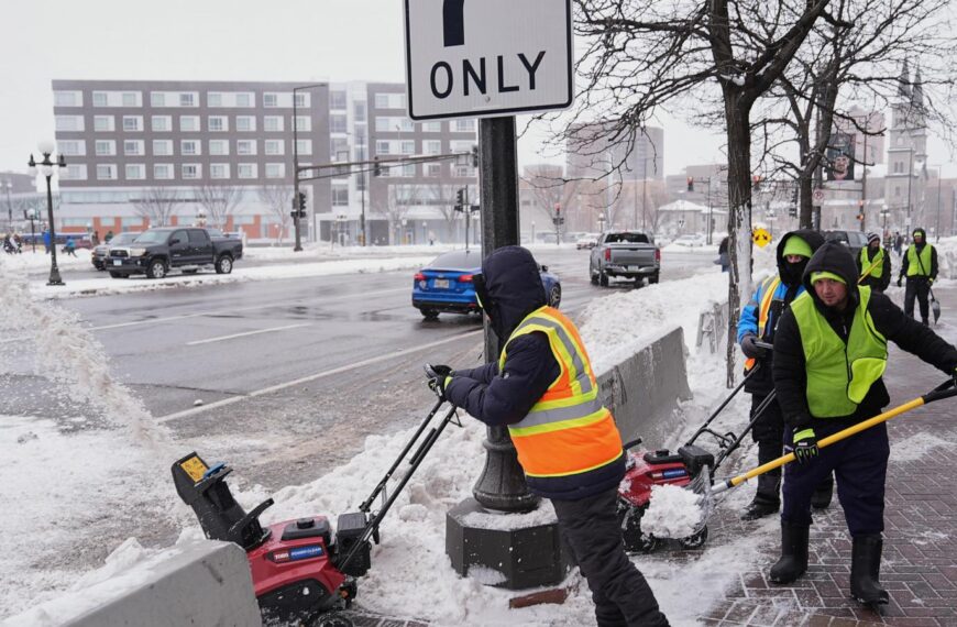 Snow and wind batter parts of US, with threat of thunderstorms and tornadoes starting later Sunday