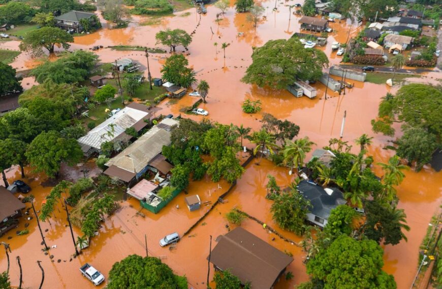 Hawaii suffers its worst flooding in 20 years and forecasters warn more rain is coming