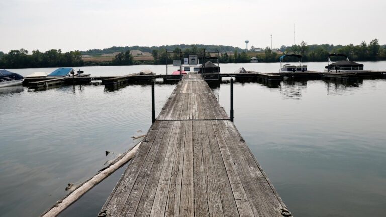 Attempt to save a struggling swimmer leaves 5 dead in an Ohio river
