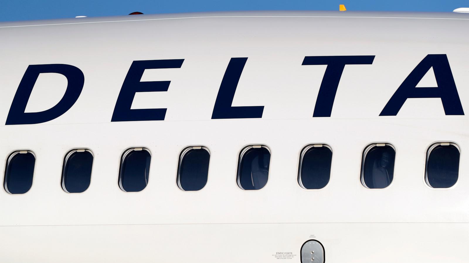 Delta pilot reports a close encounter with a July Fourth firework before landing in Chicago