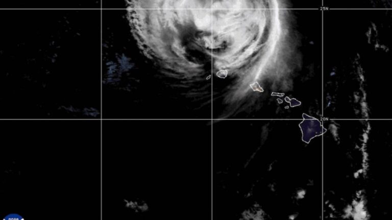 Hawaii's western islands hit by fierce winds and heavy rain from Hurricane Lowell
