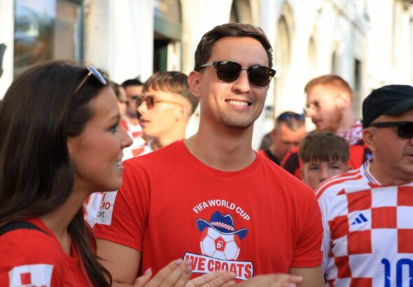 US newlyweds tour Croatia after fans photobomb their wedding shoot