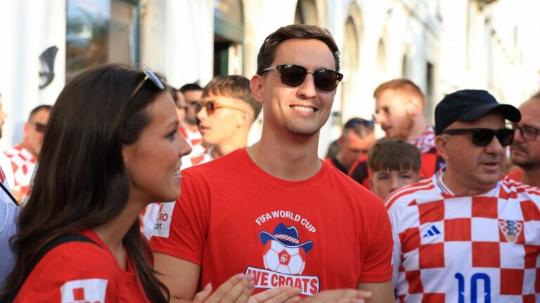 US newlyweds tour Croatia after fans photobomb their wedding shoot